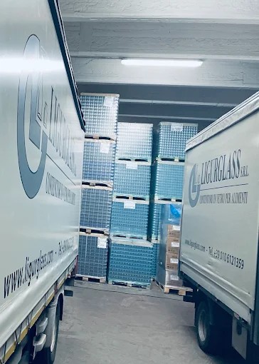 Carico dei bancali nel magazzino Ligurglass di Mele
